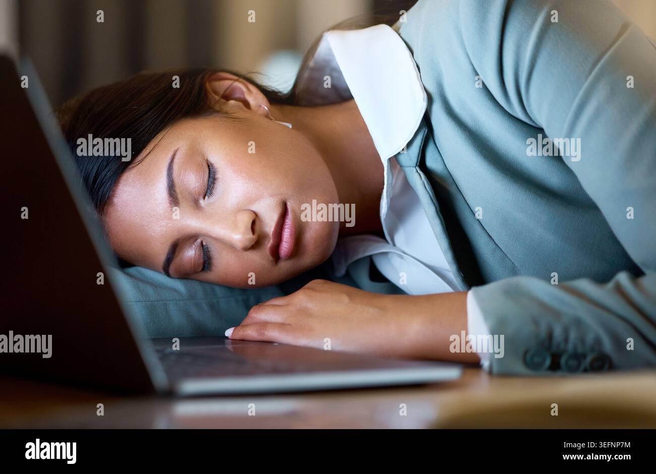Pisolino, burnout e donna d'affari in ufficio con notebook, stanca e sovraccarica di lavoro durante il turno di notte. Dormire, affaticamento aziendale e dipendenti sul posto di lavoro con Foto Stock