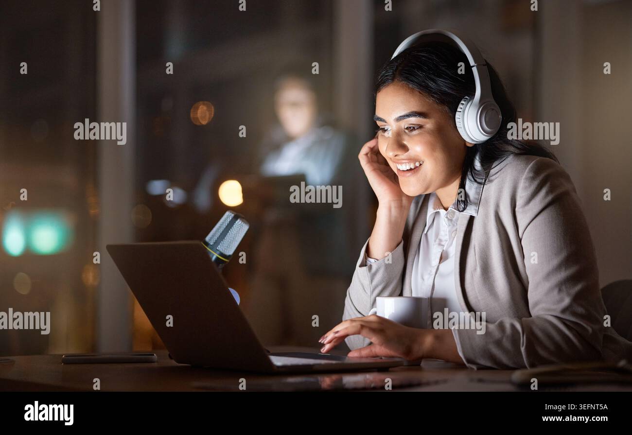 Streaming, laptop e donna in ufficio con cuffie, tracce audio o sito audio durante il turno di notte. Digitale, sorriso o dipendente sul posto di lavoro con la tecnologia Foto Stock