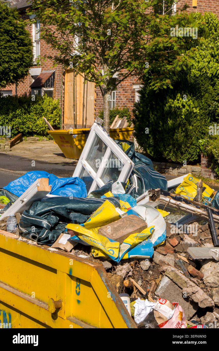 L'hotel è pieno di rifiuti per lavori di ristrutturazione sulla strada fuori dalle case bifamiliari vittoriane Foto Stock