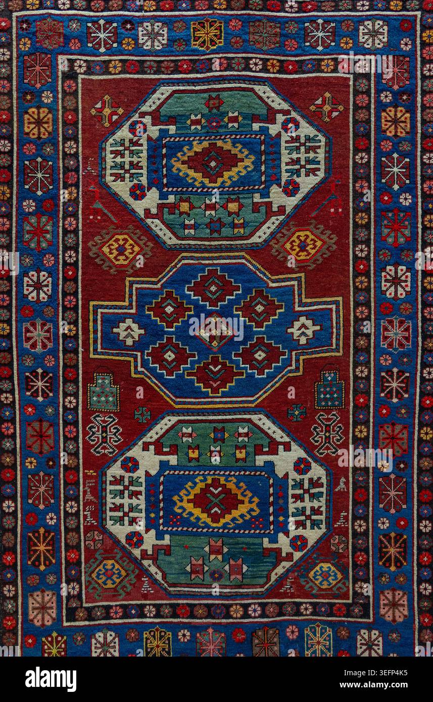 Autentico tappeto Borchaly tradizionale del gruppo kazako dell'Azerbaigian caratterizzato da audaci ornamenti geometrici, ricca trama intrecciata e colorato Caucasi Foto Stock