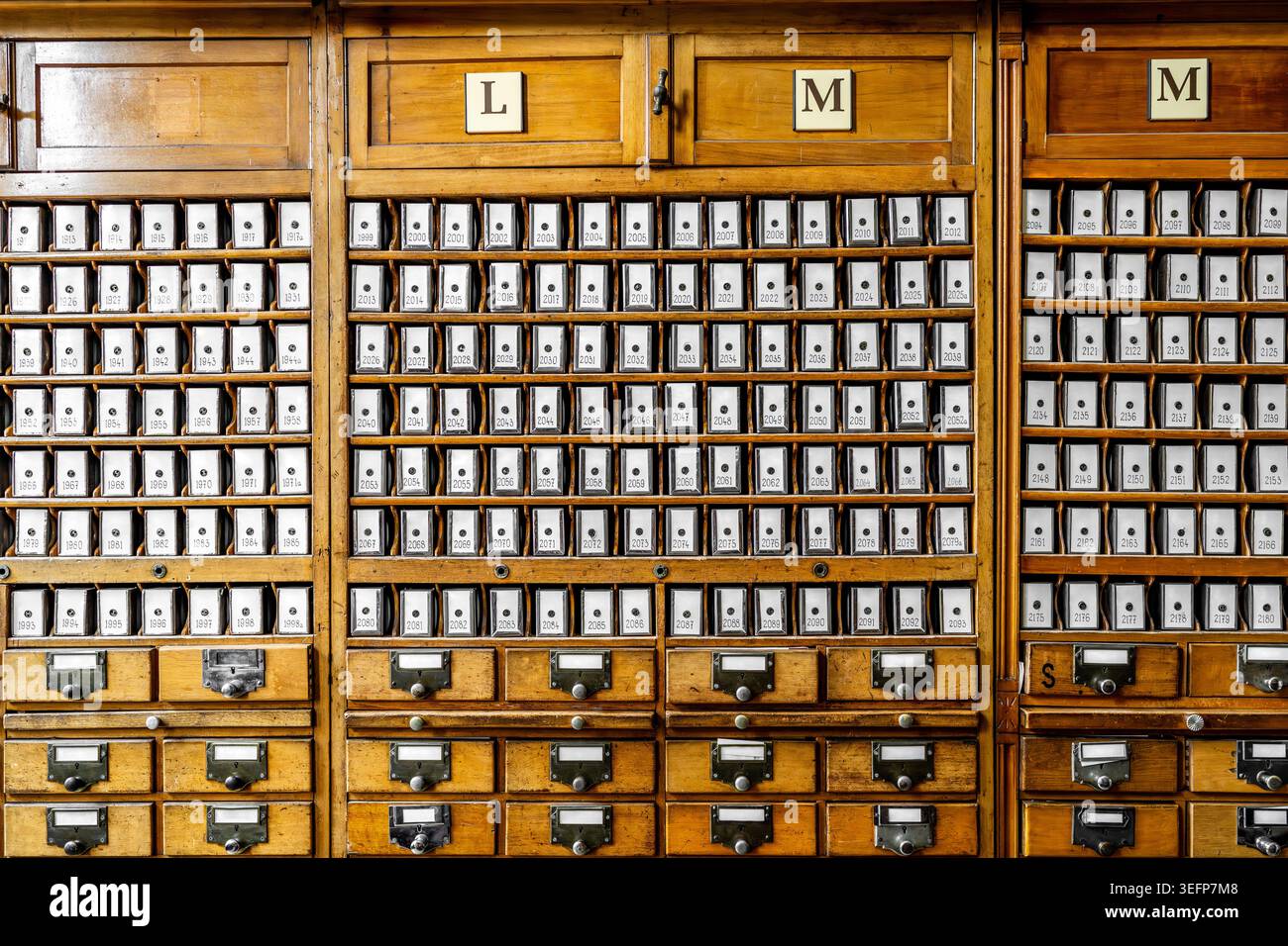 Vecchio armadietto in legno per cataloghi di carte con molti piccoli cassetti, spesso trovato in Una biblioteca o in un archivio Foto Stock