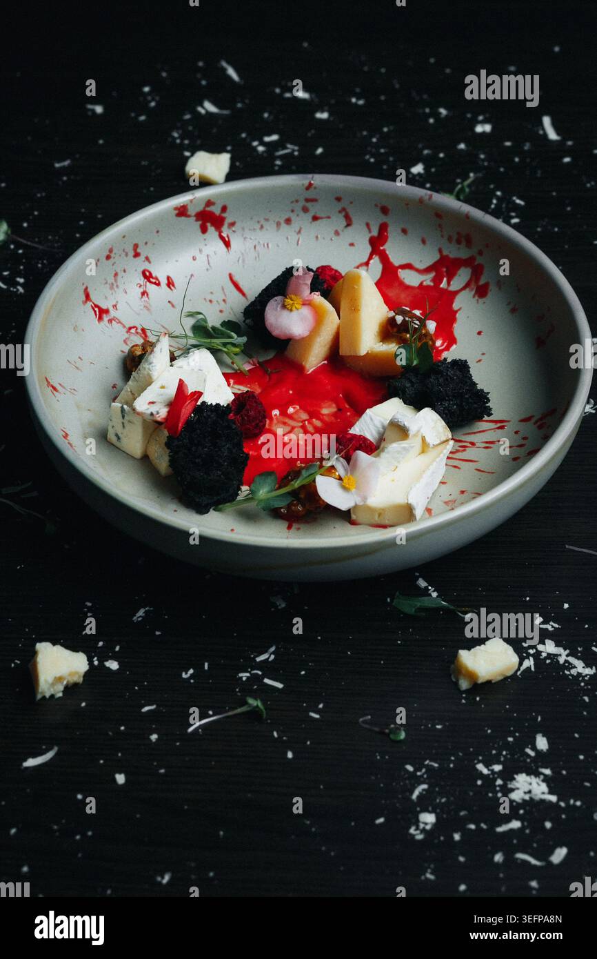 Dessert gourmet con more e cocco Foto Stock