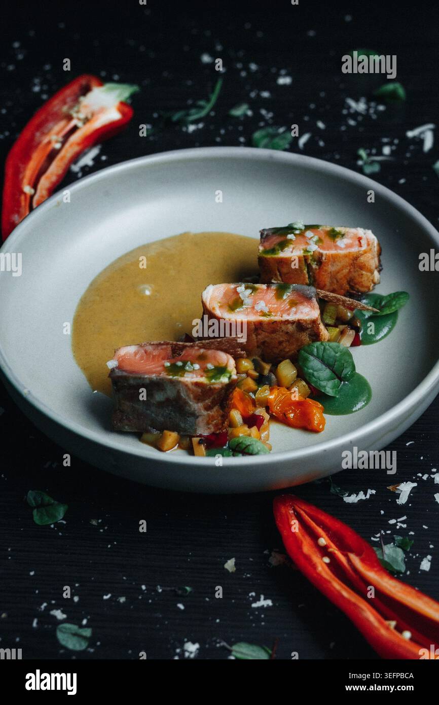 Pasto delizioso con decorazioni fresche e placcatura elegante Foto Stock