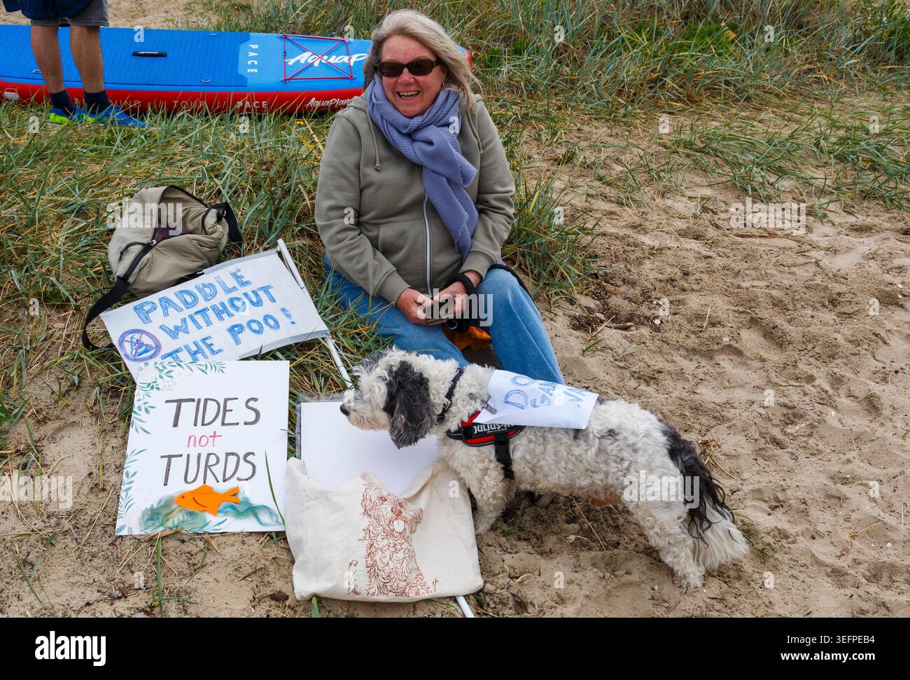 Sandbanks, Poole Harbour, Dorset, Regno Unito. 16 maggio 2026. I surfisti contro le acque reflue protestano a Whitley Beach (Kite Beach), Sandbanks, Poole; una delle tante che si svolgono in tutto il paese, protestando contro il continuo inquinamento delle acque reflue, la mancanza di trasparenza e l'incapacità delle compagnie idriche e dei regolatori di proteggere adeguatamente i nostri fiumi e mari. Più persone che mai usano le nostre acque: Nuotatori, pagaie, kayak, famiglie, camminatori di cani, i subacquei, non solo i surfisti, ma la qualità dell'acqua è ancora una vera preoccupazione per molti. Crediti: Carolyn Jenkins/Alamy Live News Foto Stock