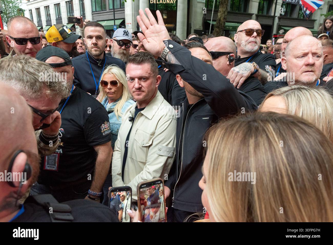 Aldwych, Londra, Regno Unito. 16 maggio 2026. I sostenitori di Stephen Yaxley Lennon, noto come Tommy Robinson, stanno marciando da Holborn a Parliament Square in una marcia intitolata «Unite the Kingdom». I manifestanti si stanno riunendo all'inizio della manifestazione, che sarà pesantemente sorvegliata per evitare il confronto con una marcia pro Palestina anche in città. «Tommy Robinson» è partito in vista della marcia principale. Foto Stock