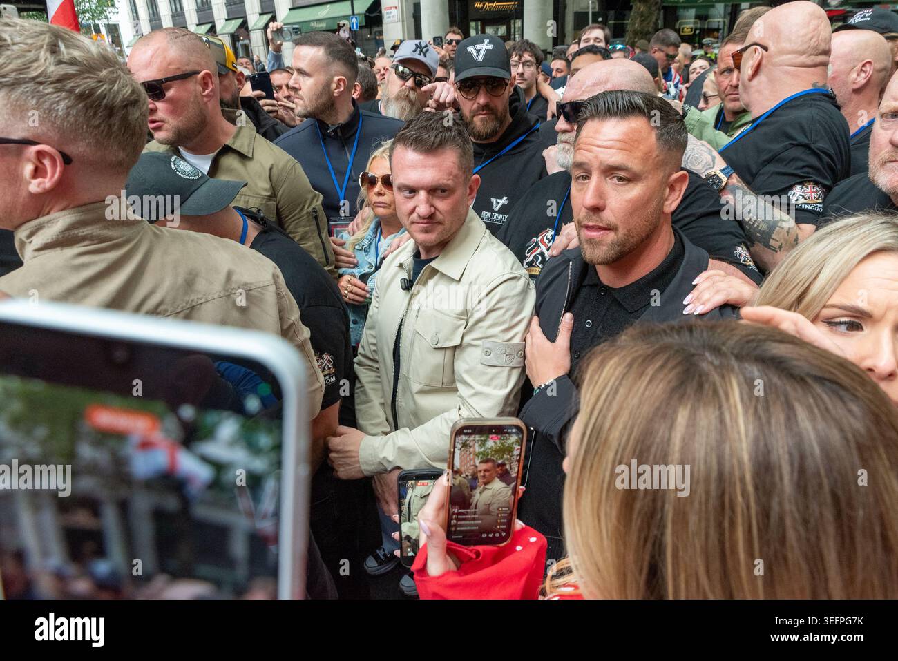 Aldwych, Londra, Regno Unito. 16 maggio 2026. I sostenitori di Stephen Yaxley Lennon, noto come Tommy Robinson, stanno marciando da Holborn a Parliament Square in una marcia intitolata «Unite the Kingdom». I manifestanti si stanno riunendo all'inizio della manifestazione, che sarà pesantemente sorvegliata per evitare il confronto con una marcia pro Palestina anche in città. «Tommy Robinson» è partito in vista della marcia principale. Foto Stock