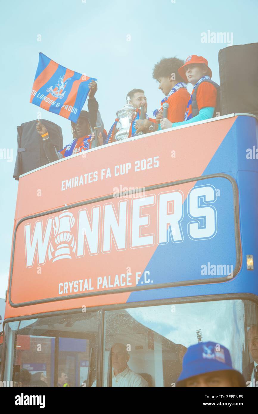 Autobus da parata dei vincitori della Coppa fa del Crystal Palace 2025 Foto Stock