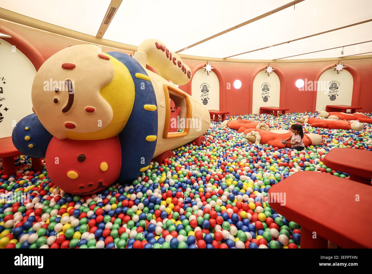 (260516) -- SHENYANG, 16 maggio 2026 (Xinhua) -- Un bambino si diverte in un museo del gelato a Shenyang, nella provincia di Liaoning della Cina nord-orientale, 16 maggio 2026. Ci sono diversi musei a tema gastronomico a Shenyang, nella provincia di Liaoning, tra i quali il museo del gelato è un esempio notevole. Situato nel quartiere Dadong di Shenyang, il museo copre un'area di circa 6.000 metri quadrati che ospita 11 principali zone a tema. Oltre a mostrare macchine per la produzione di gelati vintage, offre anche ai visitatori esperienze pratiche di preparazione del gelato. Mescolando divertimento ricreativo ed educ Foto Stock