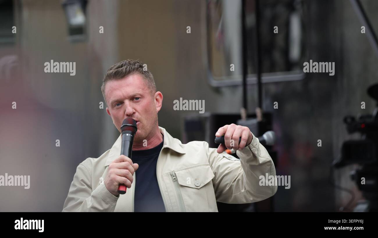 Londra, Regno Unito. 16 maggio 2026. L'attivista di estrema destra Stephen Yaxley-Lennon, meglio conosciuto come Tommy Robinson, ha chiesto una marcia "Unite the Kingdom" a Londra in mezzo a una presenza poliziesca senza precedenti. Credit: Uwe Deffner/Alamy Live News Foto Stock
