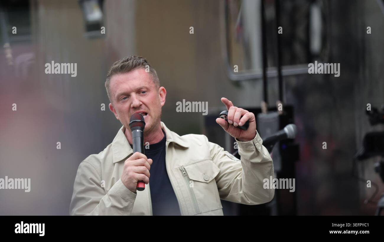 Londra, Regno Unito. 16 maggio 2026. L'attivista di estrema destra Stephen Yaxley-Lennon, meglio conosciuto come Tommy Robinson, ha chiamato a una marcia "Unite the Kingdom" a Londra in mezzo a una presenza poliziesca senza precedenti. Credit: Uwe Deffner/Alamy Live News Foto Stock