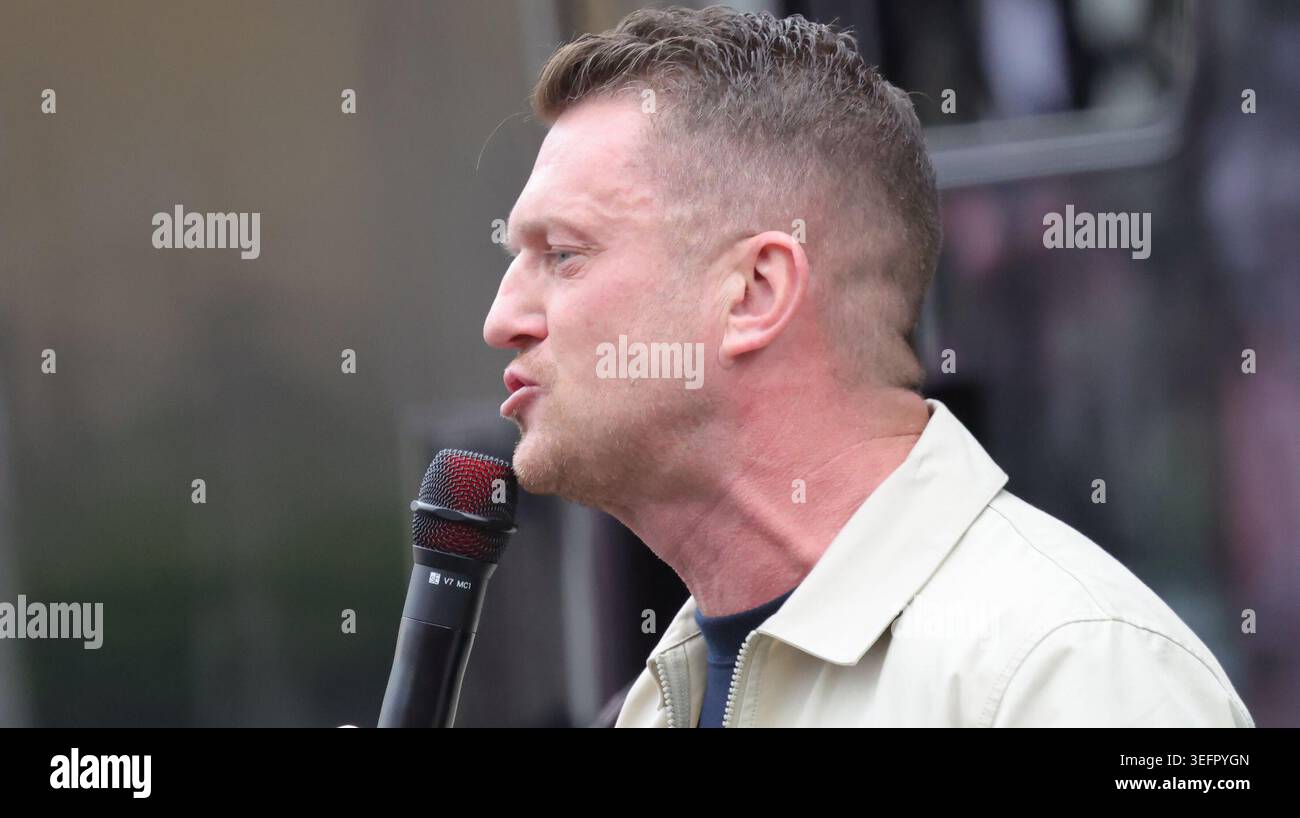 Londra, Regno Unito. 16 maggio 2026. L'attivista di estrema destra Stephen Yaxley-Lennon, meglio conosciuto come Tommy Robinson, ha chiesto una marcia "Unite the Kingdom" a Londra in mezzo a una presenza poliziesca senza precedenti. Credit: Uwe Deffner/Alamy Live News Foto Stock