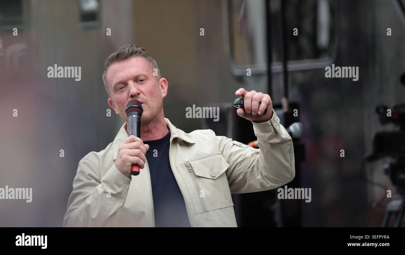 Londra, Regno Unito. 16 maggio 2026. L'attivista di estrema destra Stephen Yaxley-Lennon, meglio conosciuto come Tommy Robinson, ha chiesto una marcia "Unite the Kingdom" a Londra in mezzo a una presenza poliziesca senza precedenti. Credit: Uwe Deffner/Alamy Live News Foto Stock