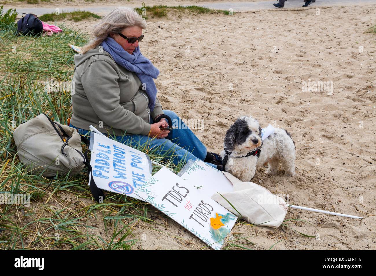 Sandbanks, Poole Harbour, Dorset, Regno Unito. 16 maggio 2026. I surfisti contro le acque reflue protestano a Whitley Beach (Kite Beach), Sandbanks, Poole; una delle tante che si svolgono in tutto il paese, protestando contro il continuo inquinamento delle acque reflue, la mancanza di trasparenza e l'incapacità delle compagnie idriche e dei regolatori di proteggere adeguatamente i nostri fiumi e mari. Più persone che mai usano le nostre acque: Nuotatori, pagaie, kayak, famiglie, camminatori di cani, i subacquei, non solo i surfisti, ma la qualità dell'acqua è ancora una vera preoccupazione per molti. Crediti: Carolyn Jenkins/Alamy Live News Foto Stock