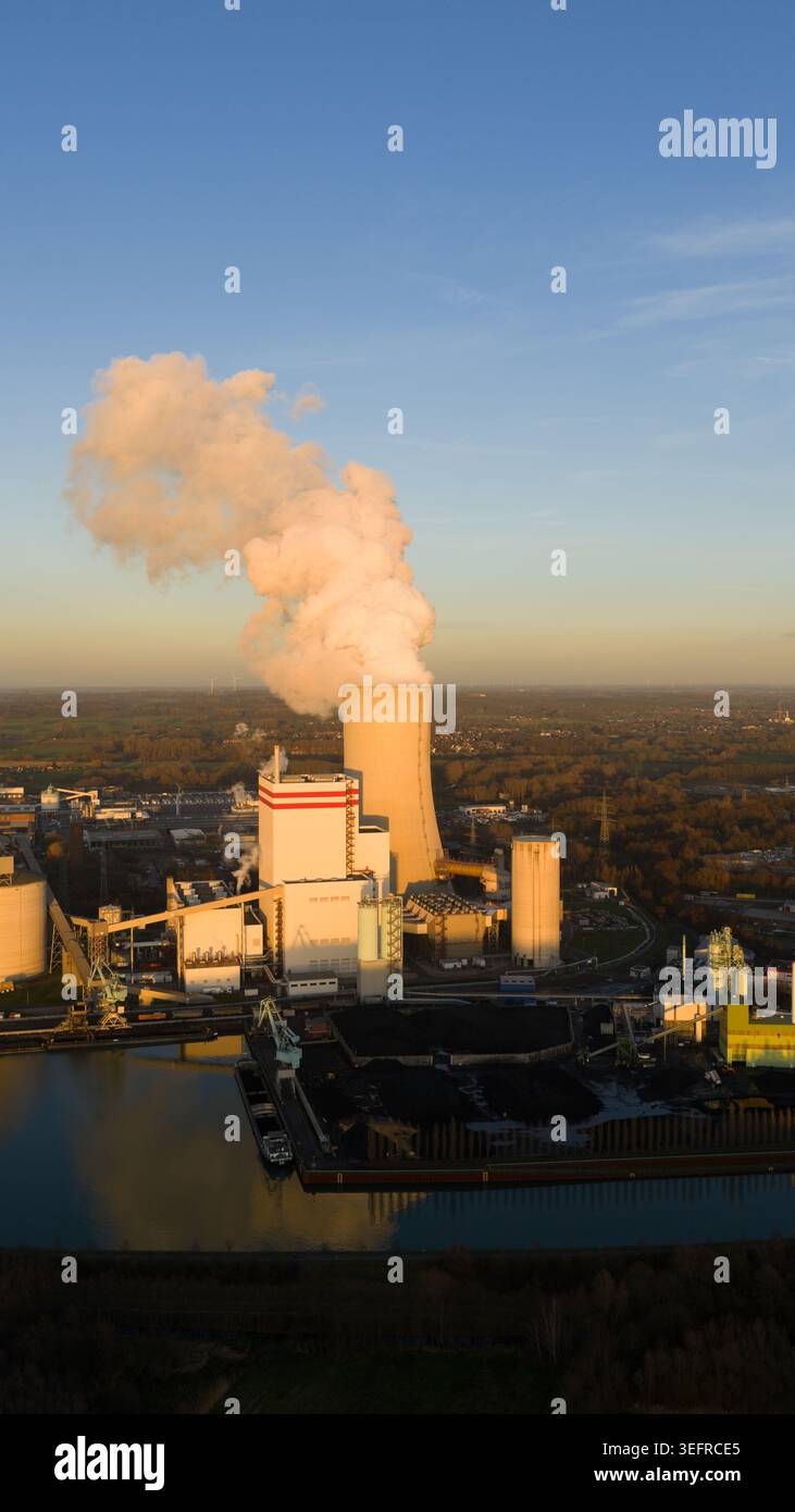 Centrale elettrica industriale che emette vapore dalla torre di raffreddamento in calcestruzzo Foto Stock
