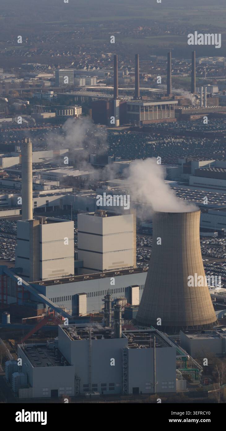 Centrale elettrica industriale che emette vapore dalla torre di raffreddamento Foto Stock