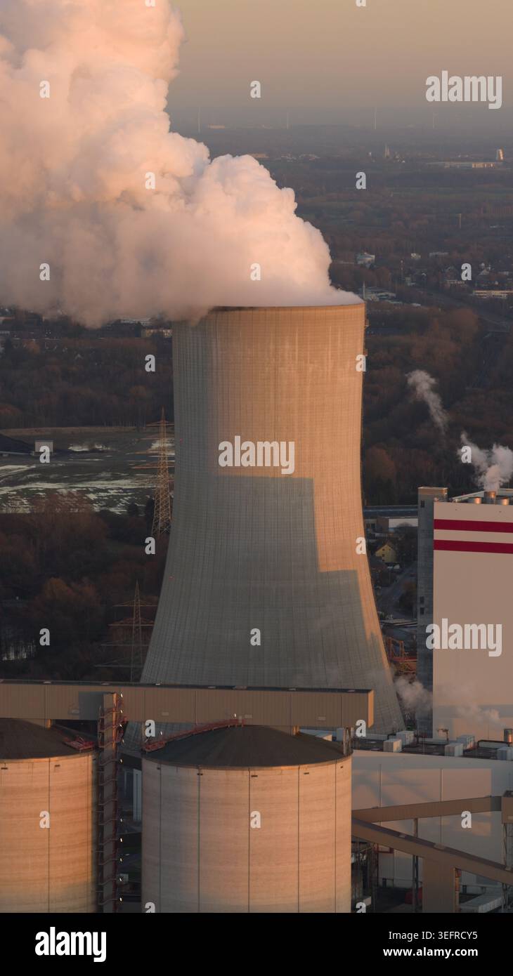 Torre di raffreddamento che emette vapore dal funzionamento della centrale elettrica Foto Stock