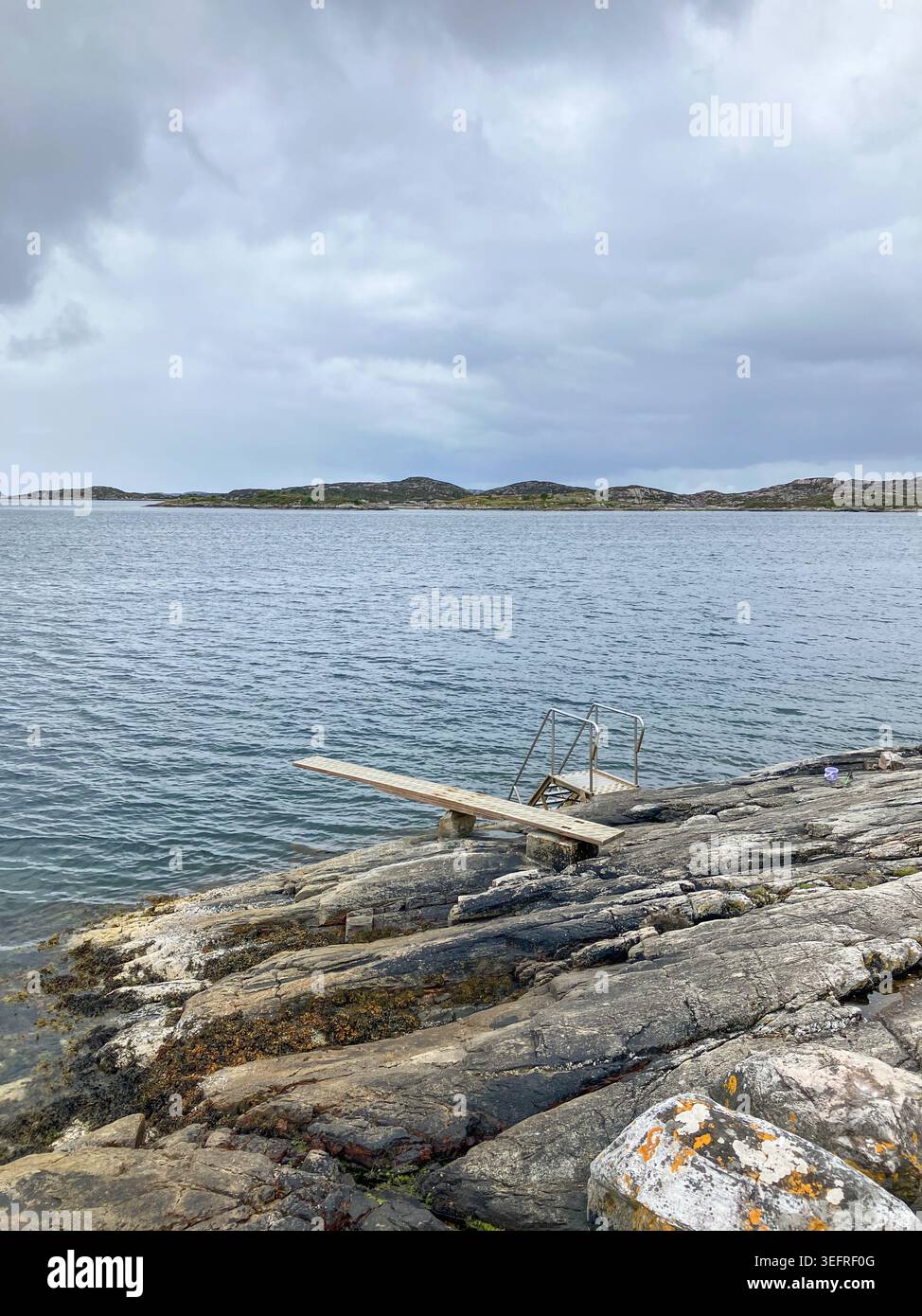 Trampolino dalle rocce a Glesvaer in Norvegia in una giornata nuvolosa d'estate. Foto Stock