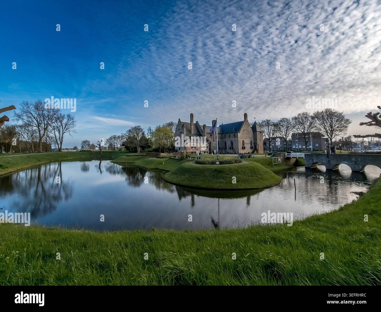 Una fotografia grandangolare a livello del suolo di Kasteel Radboud a Medemblik, Olanda settentrionale, Paesi Bassi, scattata dal lato del parco del castello. Il Foto Stock