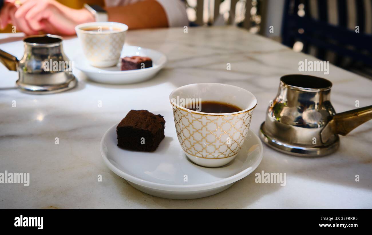 Caffè turco servito con cioccolato sul tavolo del Cafe Foto Stock
