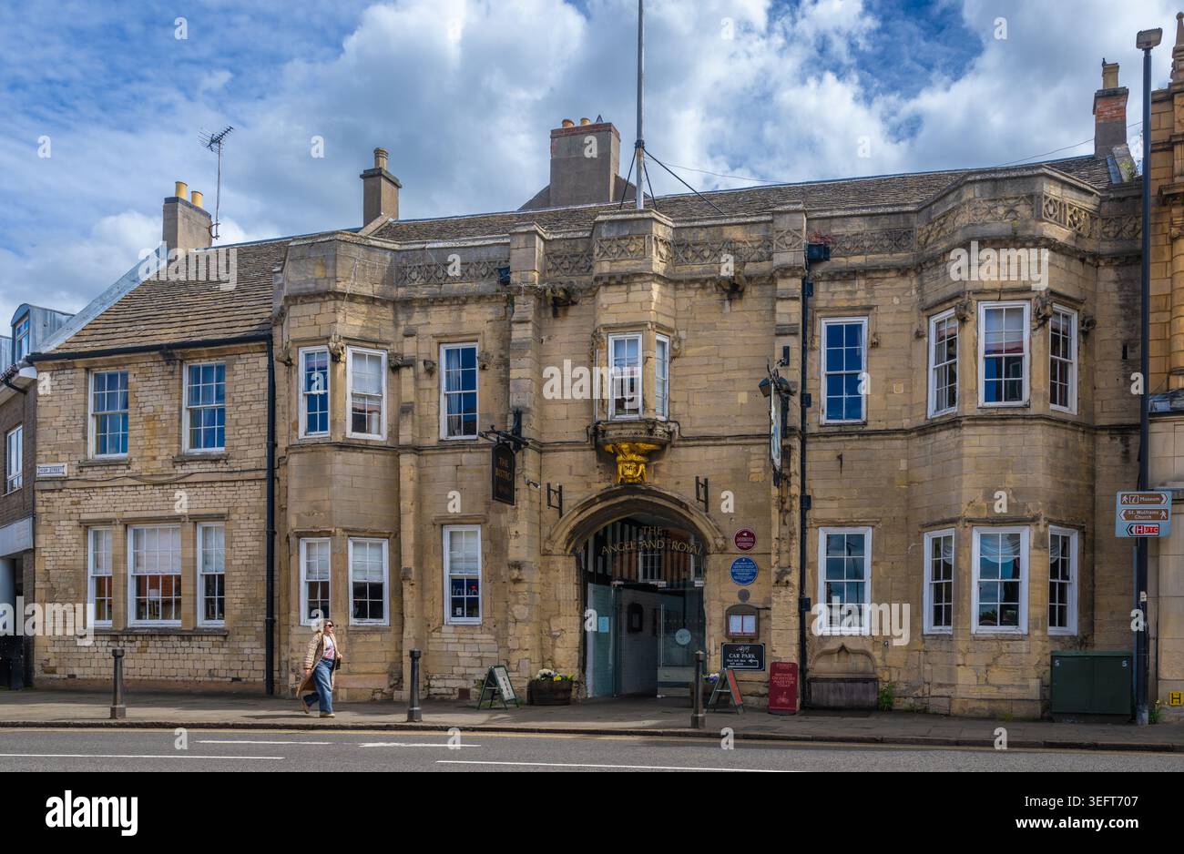 Vista frontale dell'Angel & Royal Hotel, Grantham, Lincolnshire, Regno Unito Foto Stock