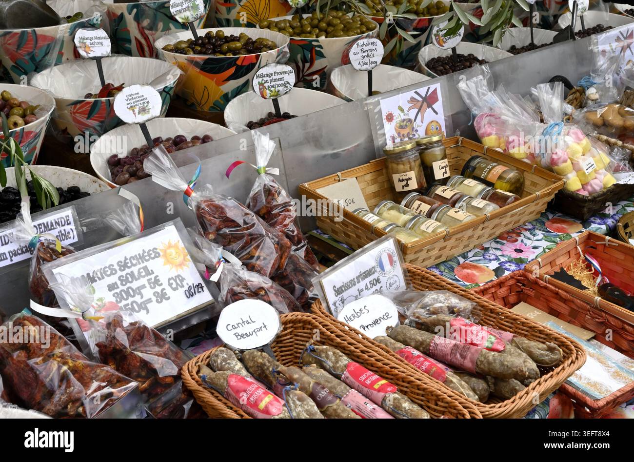 Banchina del mercato che vende prodotti culinari artigianali locali, olive, salumi, Nizza Francia Foto Stock