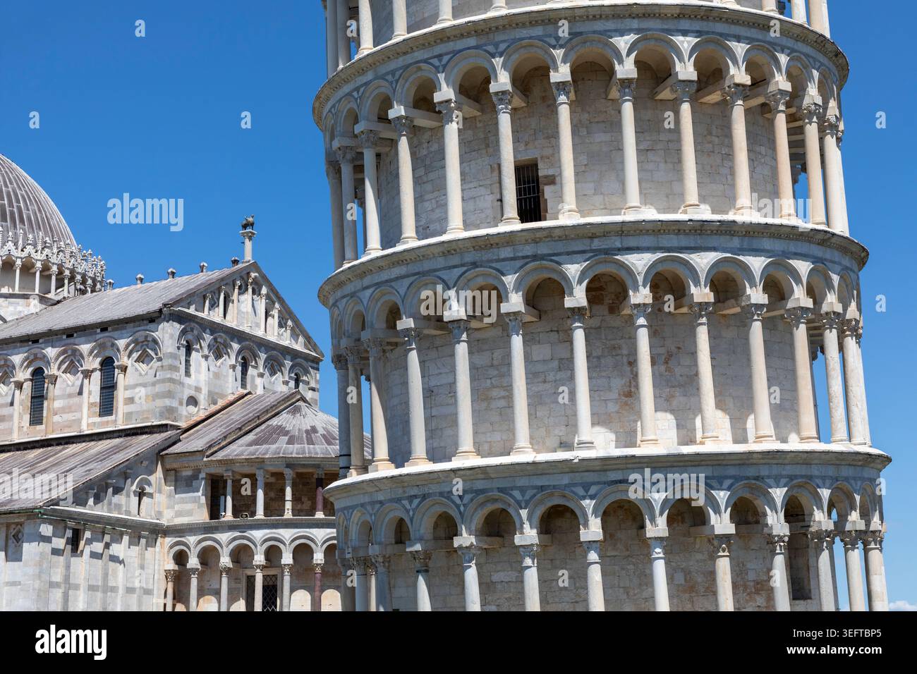 dettaglio dell'estremità orientale della cattedrale e del lato della torre pendente a pisa, giornata di sole in toscana Foto Stock