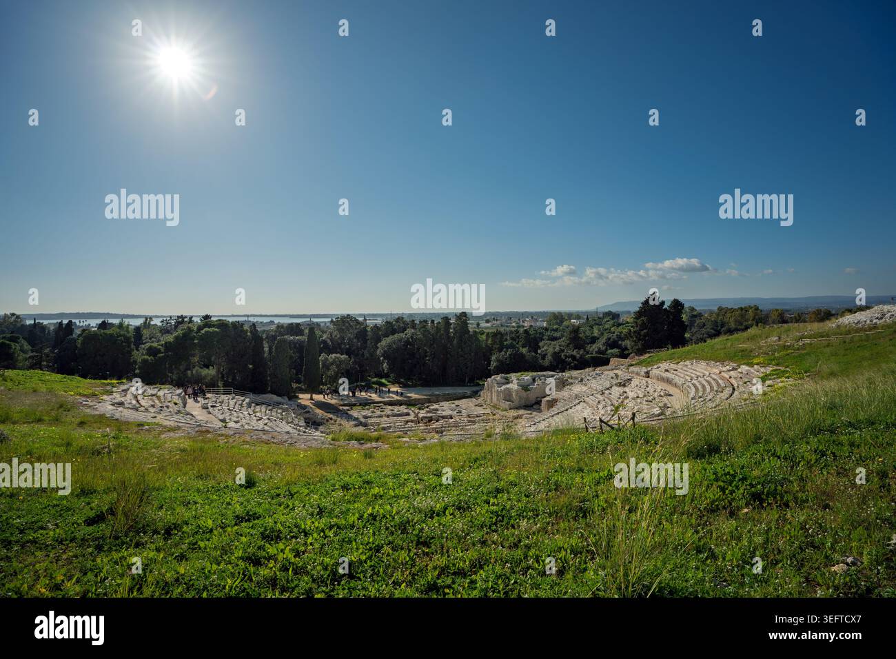 Vista grandangolare del Teatro Greco di Siracusa, scolpita nella roccia del Colle Temenite. L'immagine mostra i sedili semicircolari in pietra che si affacciano sul Foto Stock