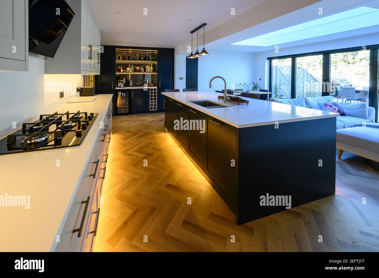 Una moderna cucina di campagna di design con bar integrato Foto Stock