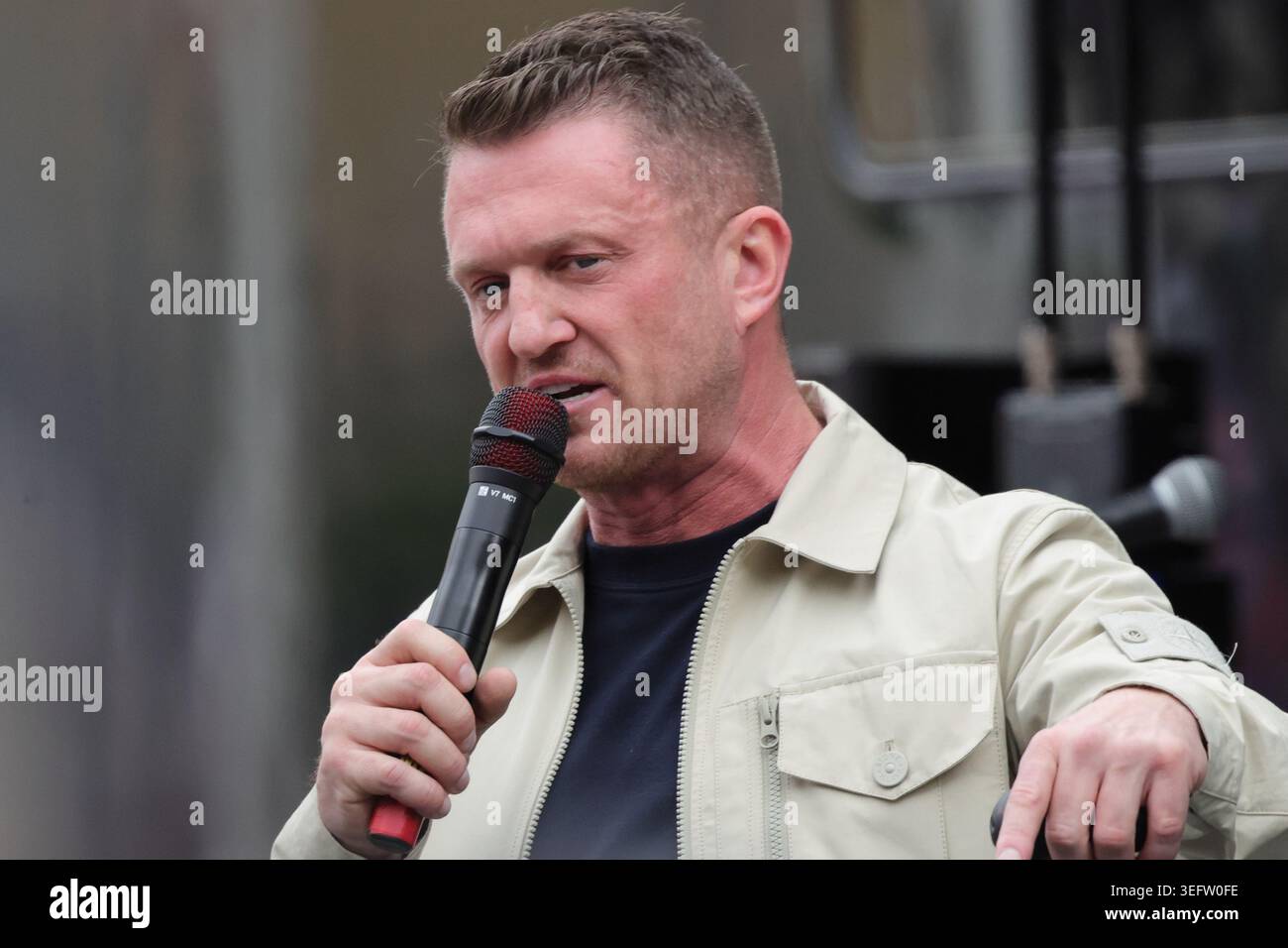 Londra, Regno Unito. 16 maggio 2026. L'attivista di estrema destra Stephen Yaxley-Lennon, meglio conosciuto come Tommy Robinson, ha chiesto una marcia "Unite the Kingdom" a Londra in mezzo a una presenza poliziesca senza precedenti. Credit: Uwe Deffner/Alamy Live News Foto Stock