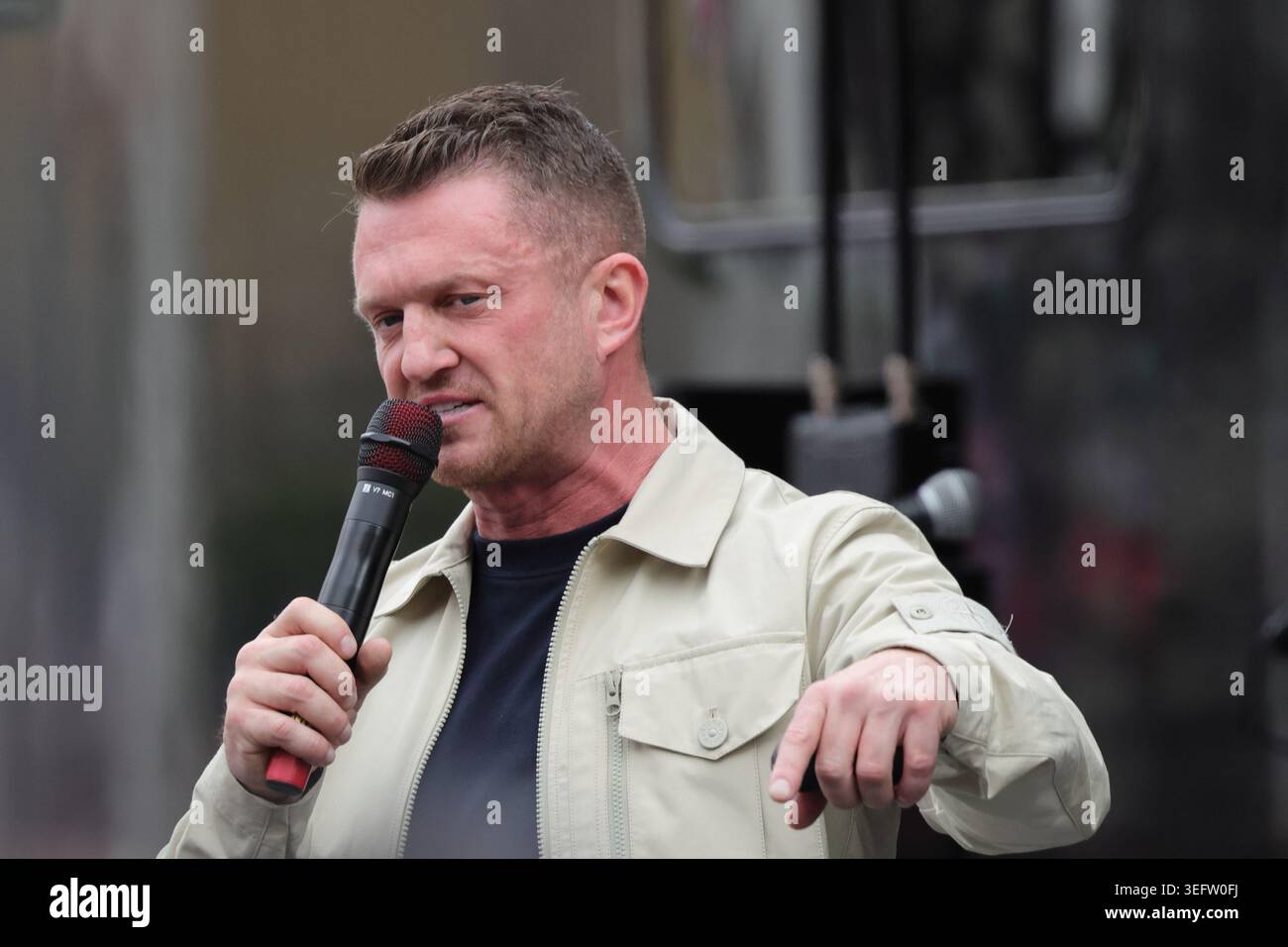 Londra, Regno Unito. 16 maggio 2026. L'attivista di estrema destra Stephen Yaxley-Lennon, meglio conosciuto come Tommy Robinson, ha chiesto una marcia "Unite the Kingdom" a Londra in mezzo a una presenza poliziesca senza precedenti. Credit: Uwe Deffner/Alamy Live News Foto Stock