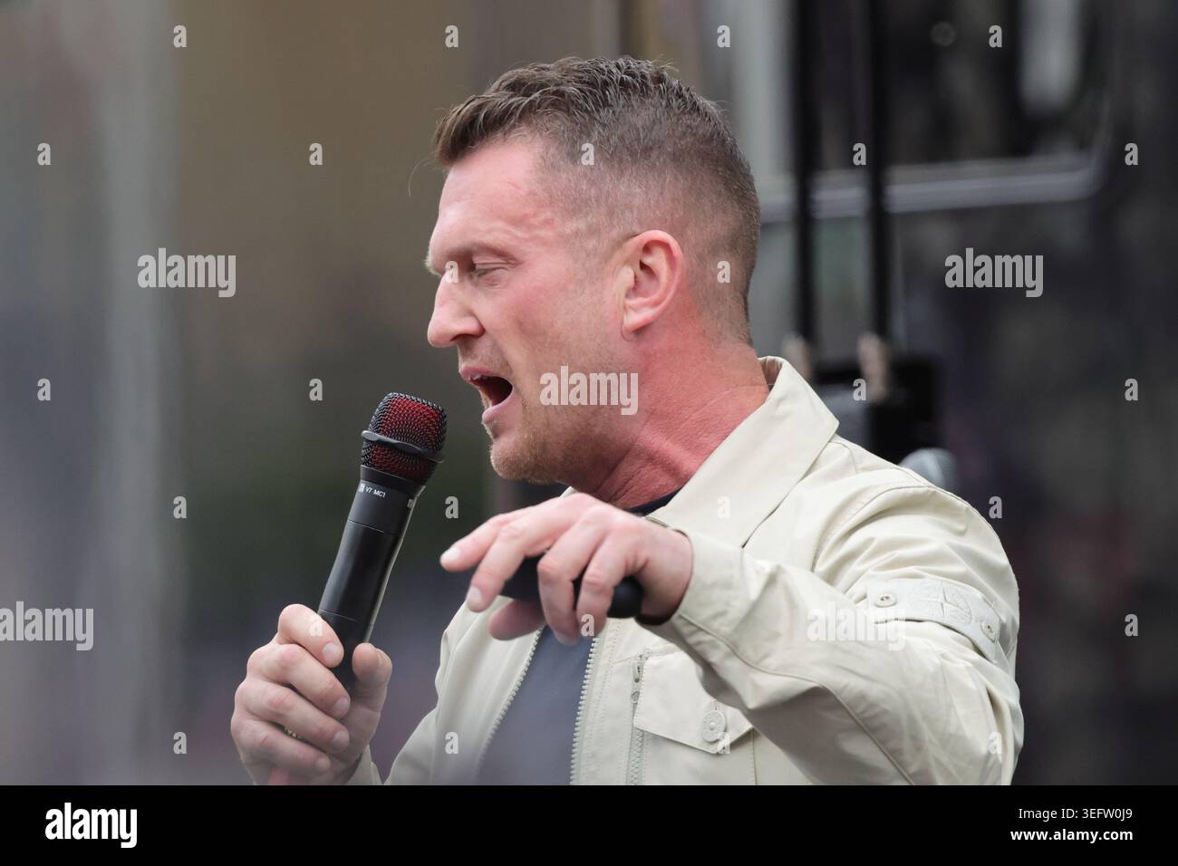 Londra, Regno Unito, 16 maggio 2026. L’attivista di estrema destra Stephen Yaxley-Lennon, meglio conosciuto come Tommy Robinson, ha chiamato a una marcia "Unite the Kingdom" a Londra in mezzo a una presenza senza precedenti della polizia. Credit: Uwe Deffner/Alamy Live News Foto Stock