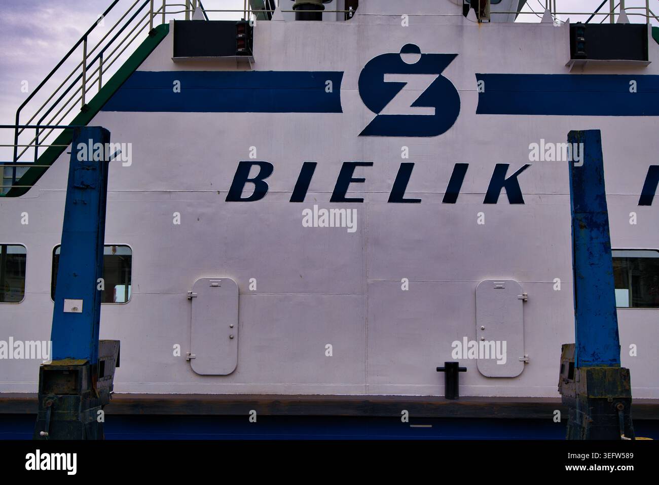 Primo piano del traghetto Bielik Hull attraccato al porto con le poste di ormeggio blu e dettagli in metallo - città di Świnoujście. Foto Stock