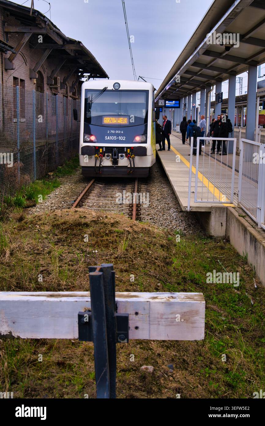 Il treno Zielona Góra - Gorzów Wielkopolski è in piedi sul binario in attesa di partire, un binario senza uscita con una fermata di riserva alla fine Foto Stock