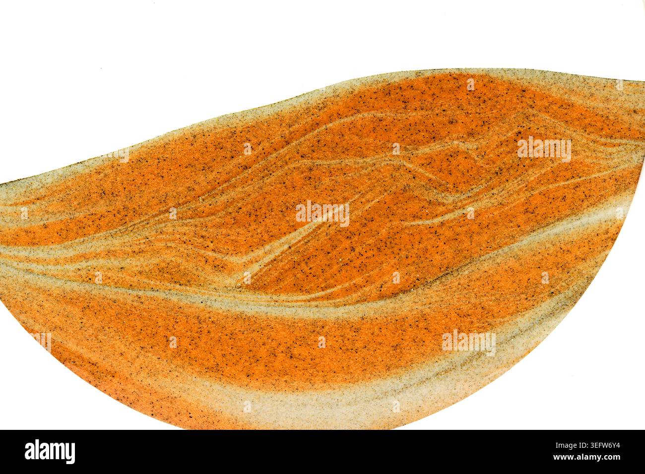 Sabbia astratta a strati con onde arancioni lisce, grani neri e sottili dettagli glitter Foto Stock