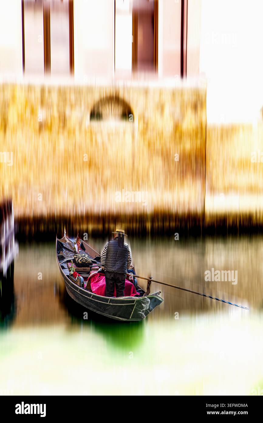 Venezia, Italia, da sola sul canale. Una sola gondola, sfocatura interna crea un'immagine concettuale di Venezia, Italia Foto Stock