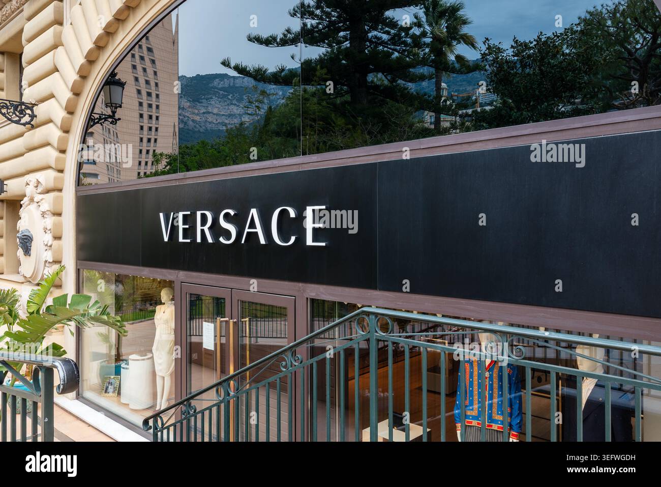 Monaco, Monaco 12 aprile 2026 il lussuoso negozio boutique Versace a Monte Carlo, Monaco. Architettura retail di alta gamma e branding di stilisti Foto Stock
