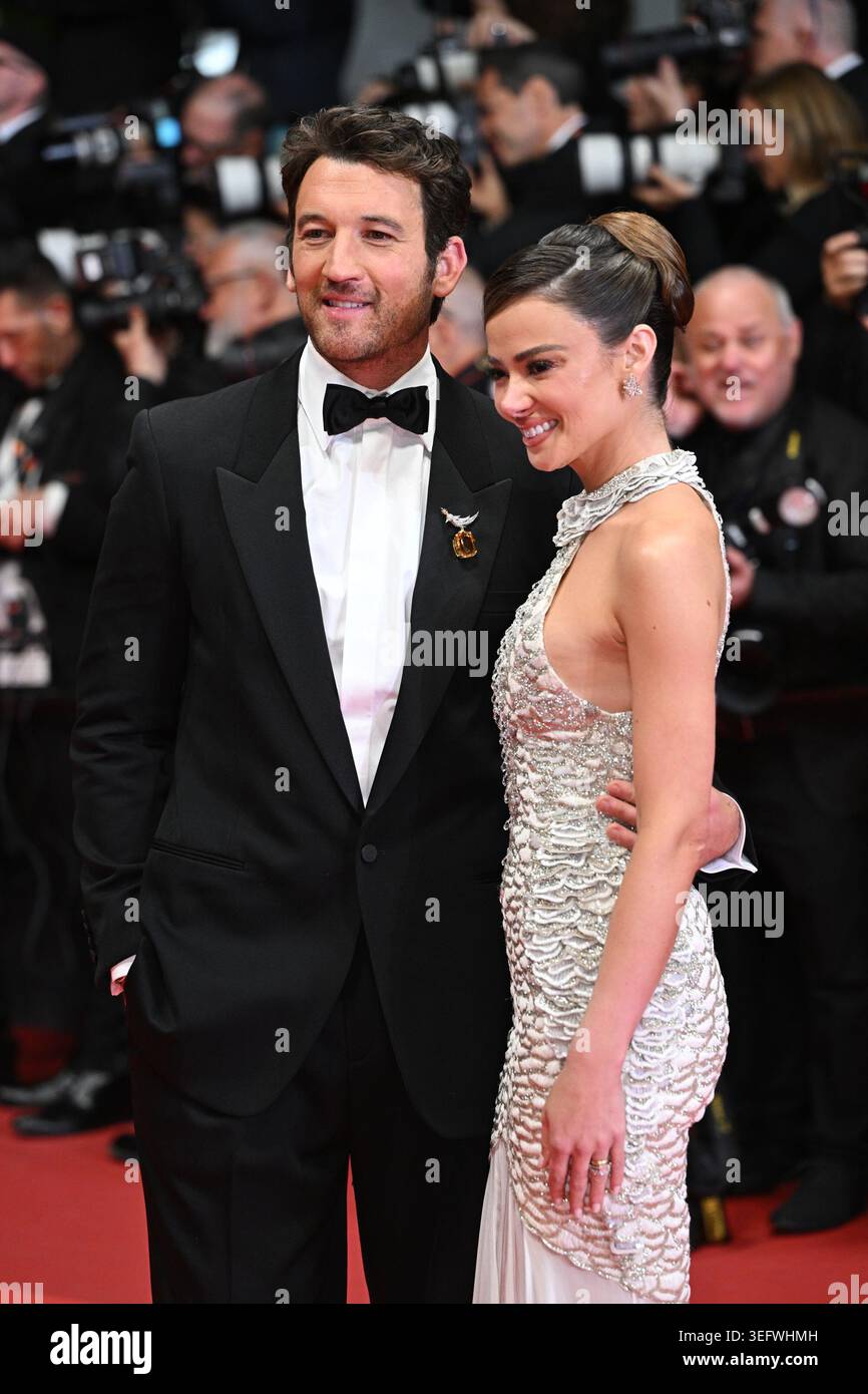 Miles Teller e Keleigh Sperry Teller partecipano alla premiere di Paper Tiger al 79° Festival di Cannes, in Francia. Data foto: Sabato 16 maggio 2026. Il credito fotografico dovrebbe essere: Doug Peters/PA Wire Foto Stock