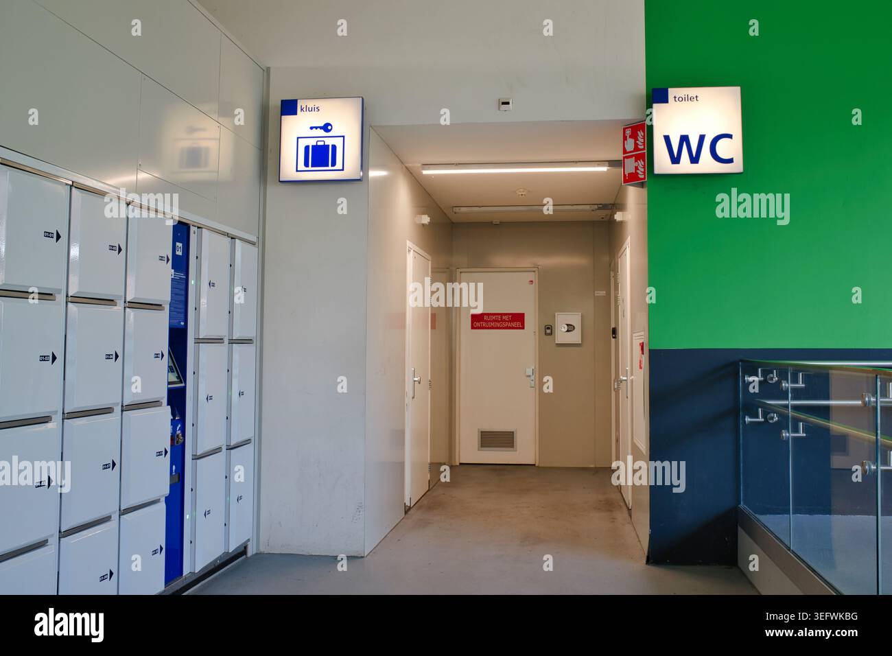 Amsterdam, Paesi Bassi, 22.04.2026 - moderni armadietti pubblici e servizi igienici all'interno del centro dei trasporti nei Paesi Bassi Foto Stock
