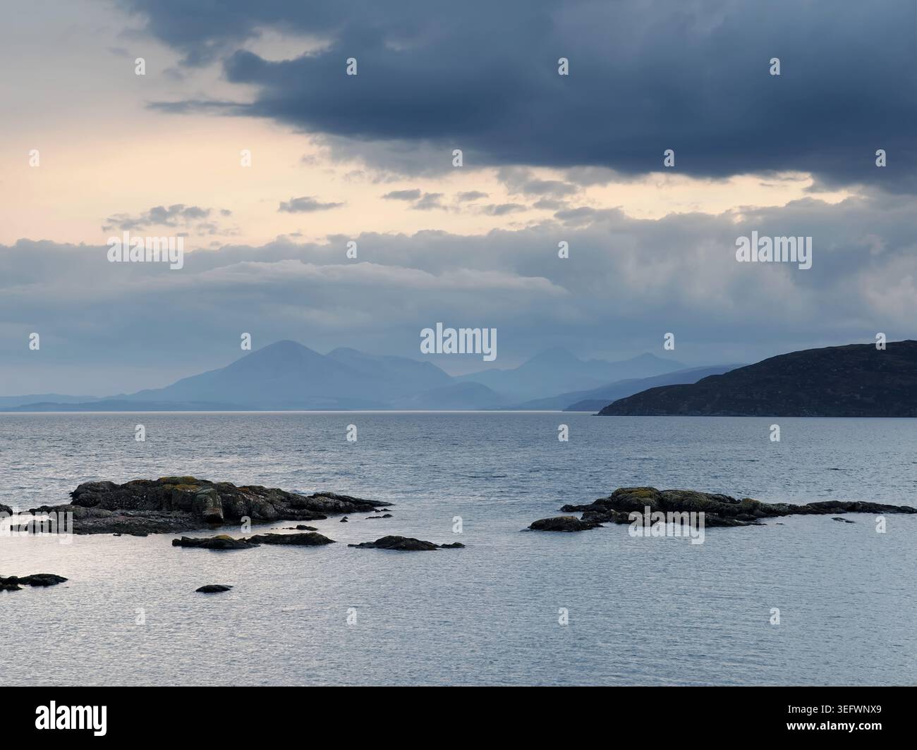 Vista verso Skye da Uags Bothy, Applecross, Scozia Foto Stock