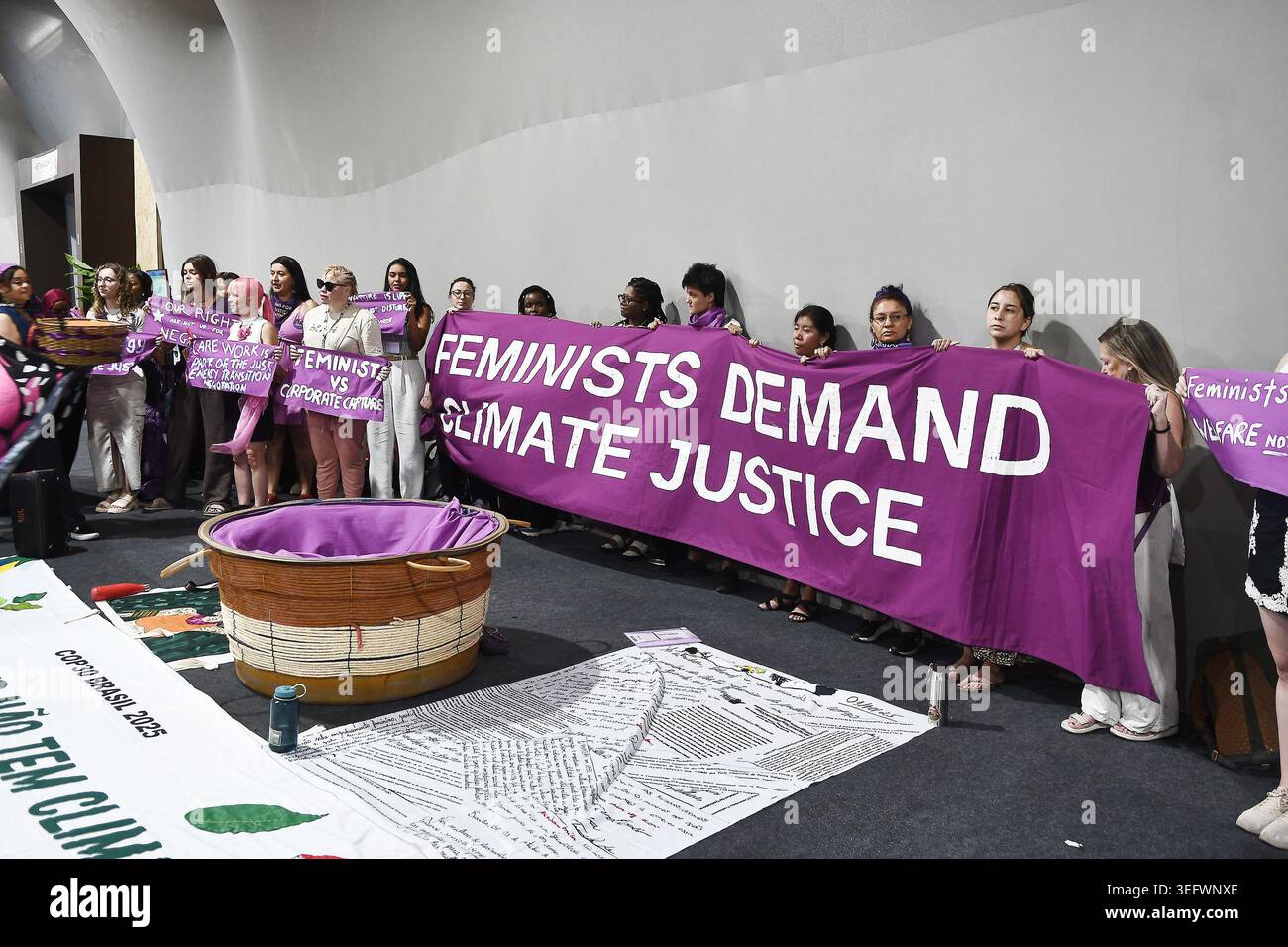 Belém, Brasile, 11 novembre 2026. Protesta delle donne a favore della giustizia climatica, durante la COP30 nella città di Belém nella regione settentrionale del Brasile. Foto Stock