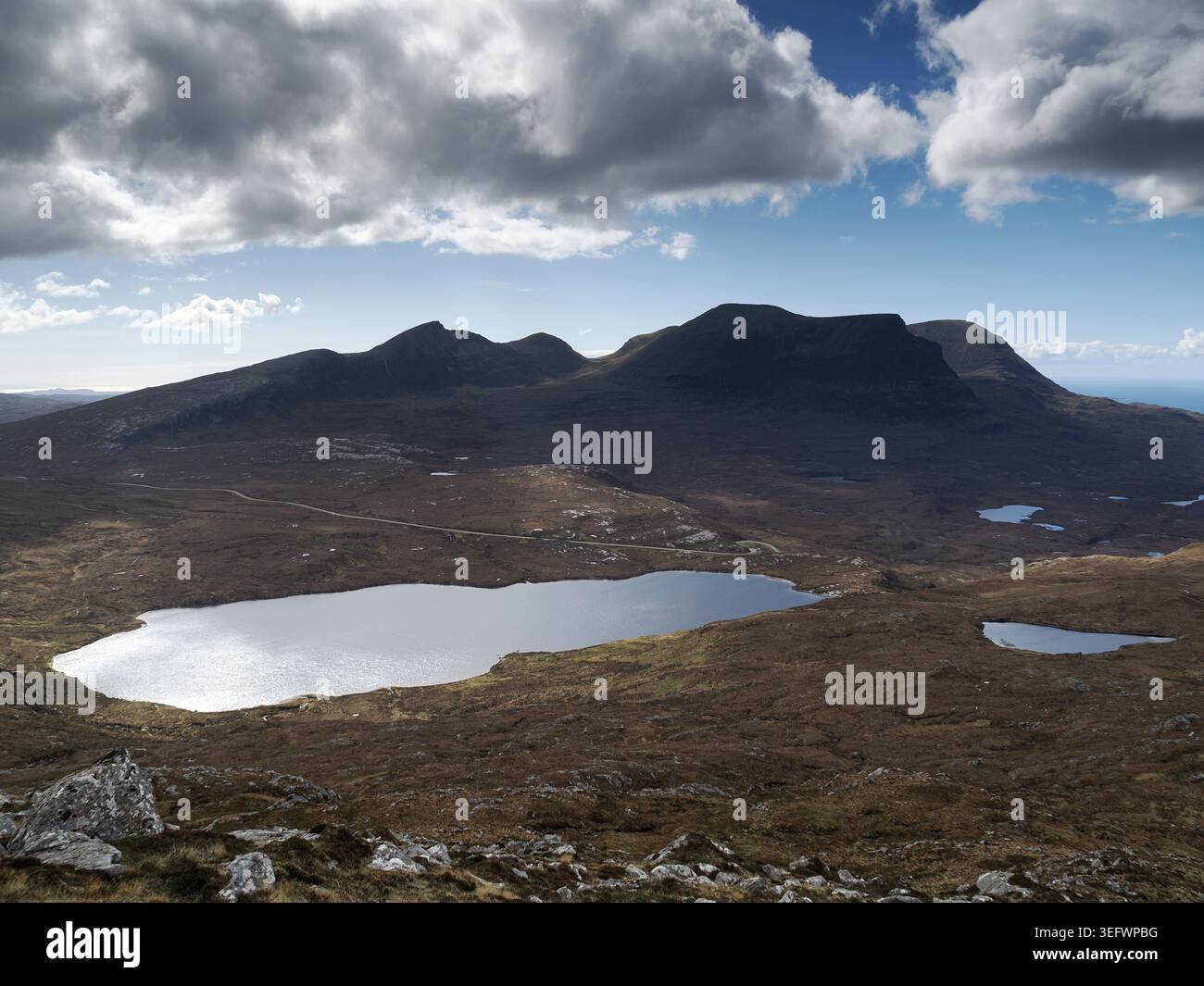Loch na Gainmhich e Quinag di Cnoc na Creige, Assynt, Scozia Foto Stock