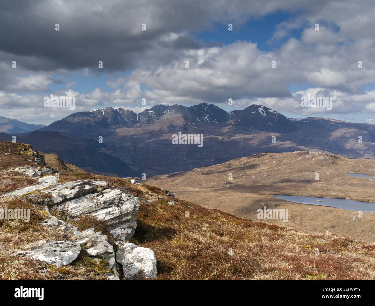 Vista verso un Teallach dalla cima del Meall A' Chairn sopra Loch Broom, Scozia Foto Stock