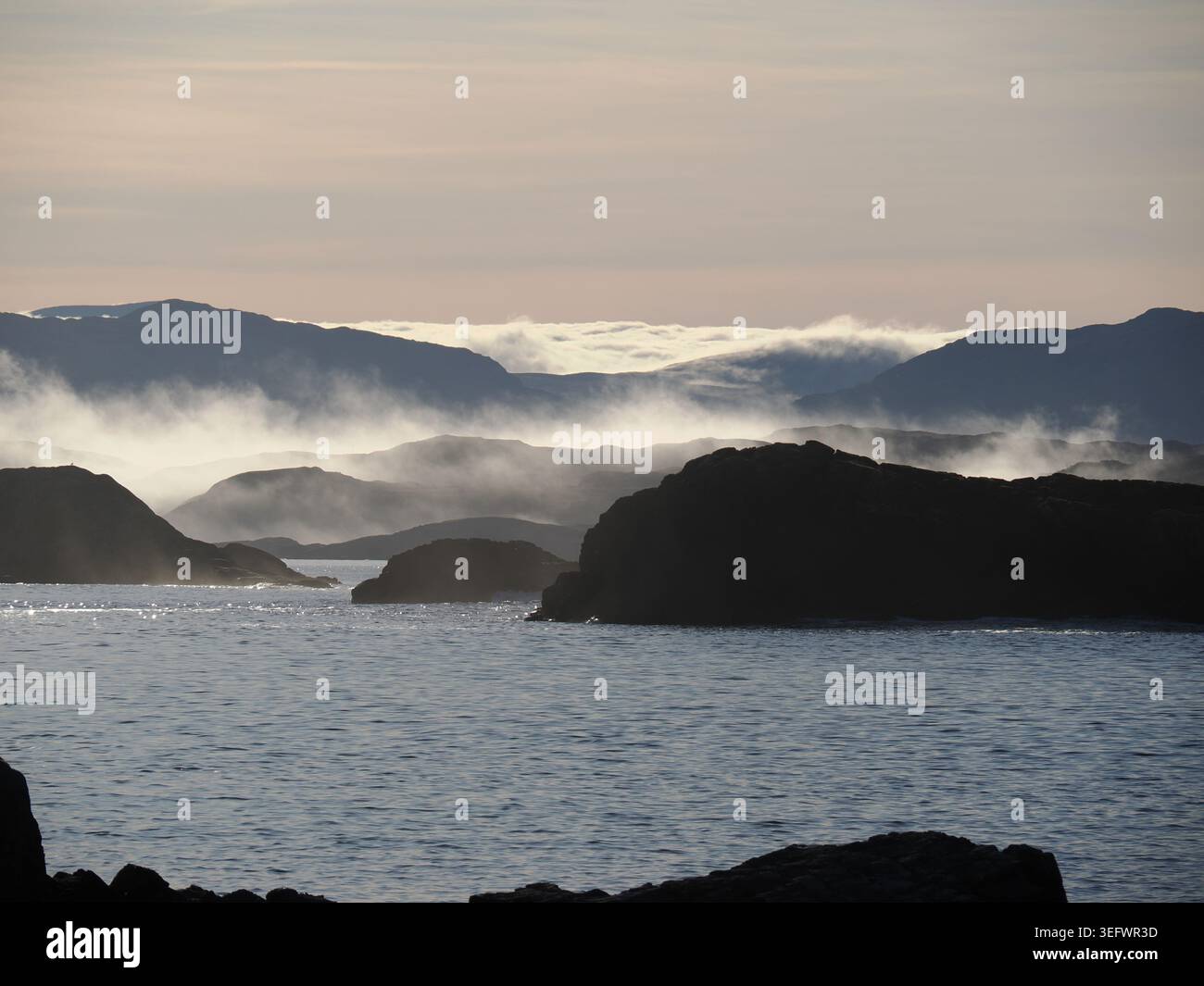 Sole e nebbia mattutini dall'isola di Oldany, Scozia Foto Stock