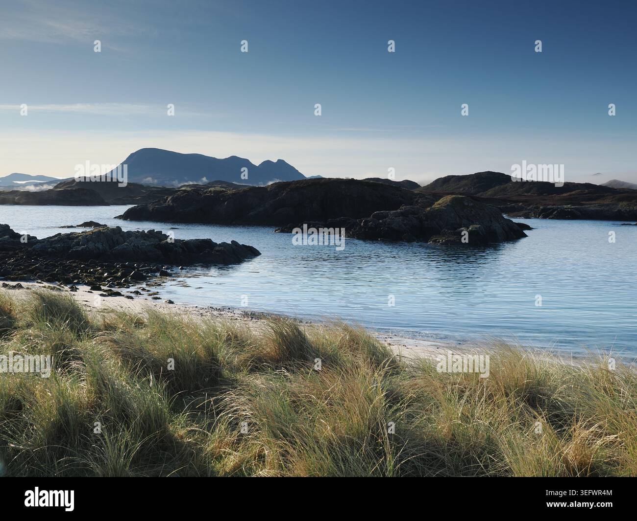 Sole mattutino dalla spiaggia sull'isola di Oldany, Scozia Foto Stock