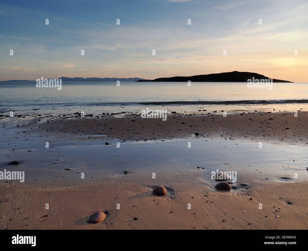 Tramonto su Caolas Beag, Longa da Big Sand vicino a Gairloch, Scozia Foto Stock