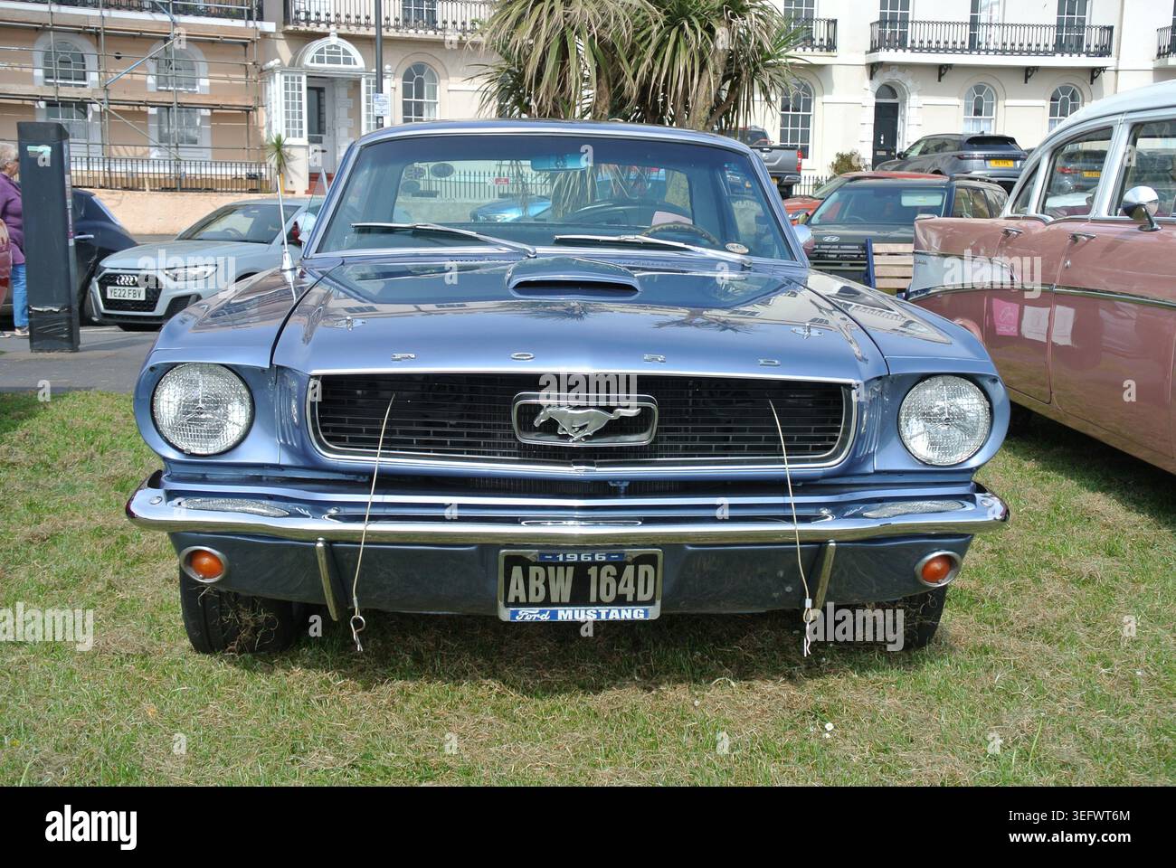 Una Ford Mustang del 1966 parcheggiata in mostra al Drive IT Day, Teignmouth, Devon, Inghilterra, Regno Unito. Foto Stock