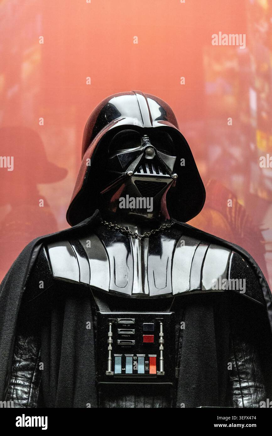 Costume originale di Darth Vader e casco Kylo Ren di Aggie Guerard Rodgers e John Mollo, Samurai Exhibition (2026) al British Museum, Londra, inglese Foto Stock