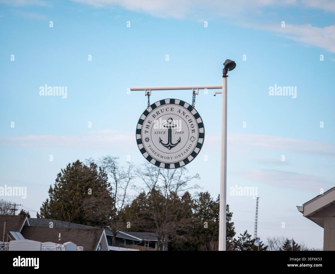 Marchio nautico, turismo costiero, identità marittima, cartellonistica per piccole città, cultura aziendale sul lungomare. Foto Stock