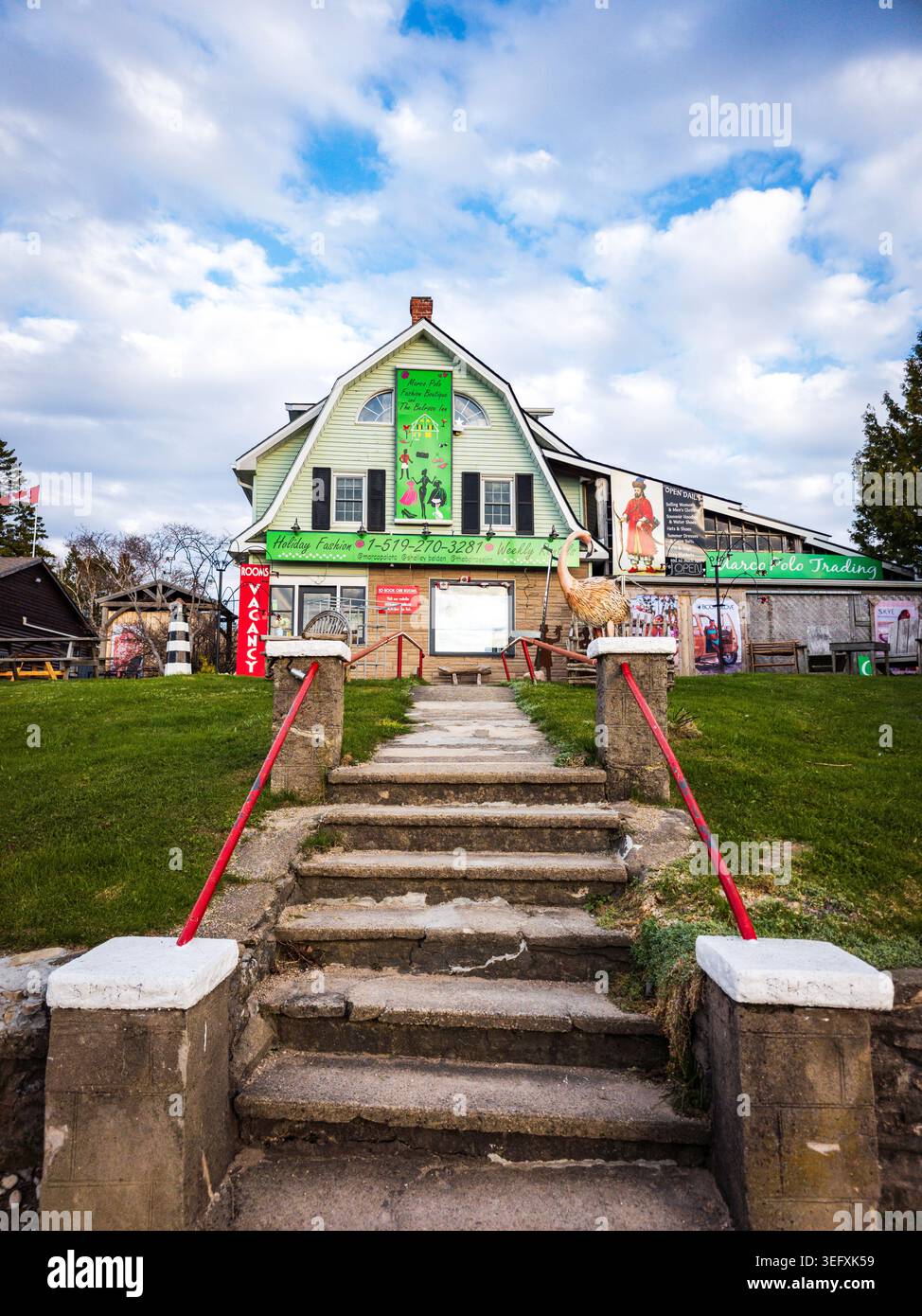 Architettura stravagante, negozi di piccole città, negozi colorati, attrazioni turistiche, identità aziendale locale. Foto Stock