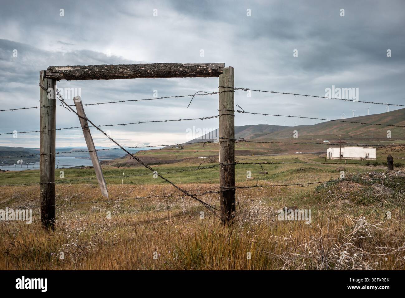Tempesta dietro il filo portagomma Foto Stock